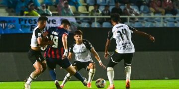 PEMAIN Terengganu FC (TFC) mengawal pergerakan penyerang Johor Darul Ta'zim (JDT), Romel Moralez (jersi nombor 19)  dalam aksi separuh akhir pertama Piala Malaysia di Stadium Sultan Mizan Zainal Abidin, Kuala Nerus, malam ini. - UTUSAN/PUQTRA HAIRRY