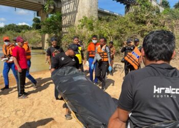 ANGGOTA bomba mengangkat mayat lelaki warga Myanmar yang lemas di Sungai Nal, Staponal, Kuala Krai, Kelantan. -  IHSAN POLIS