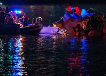 PASUKAN penyelamat menemukan bangkai pesawat yang terhempas di Sungai Potomac berdekatan Lapangan Terbang Ronald Reagan, Washington. -AFP