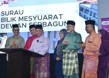 MOHD. Na’im Mokhtar (tiga kiri) ketika sesi menandatangani plak perasmian pada Majlis Perasmian Kompleks Akademik Kolej Universiti Antarabangsa MAIWP di Taman Batu Muda, di sini hari ini. - UTUSAN/SYAKIR RADIN