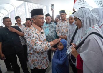 MOHD. Na'im Mokhtar beramah mesra bersama para pengunjung pada Karnival Haji, Umrah dan Pelancongan Ketiga (KHUP 3) di Movenpick Hotel & Convention Centre KLIA. - UTUSAN/FAISOL MUSTAFA