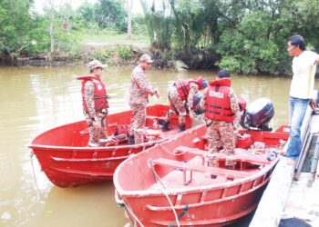 ANGGOTA bomba bersiap untuk membuat rondaan mencari dua nelayan yang hilang di Jeti Nelayan Padang Temu, Melaka. - UTUSAN/AMRAN MULUP