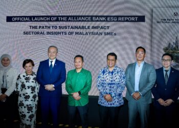 NIK NAZMI Nik Ahmad (empat, kiri) ketika melancarkan Laporan ESG 2.0 Alliance Bank bertajuk 'The Path to Sustainable Impact Sectoral Insights of Malaysian SMEs’ (Laporan ESG 2.0) di Simposium SME ESG START 2025 yang diadakan di Monash University Malaysia, hari ini. - UTUSAN/M. FIRDAUS M. JOHARI