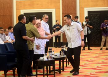 NIK Nazmi Nik Ahmad (kanan) ketika menghadiri Sesi Perjumpaan Khas Pengerusi Bersama MTPNg Dengan Ketua-Ketua Jabatan Perkhidmatan Awam Negeri Kelantan di Kota Bharu. - UTUSAN/KAMARUL BISMI KAMARUZAMAN