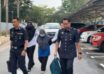 ROZMA Yunus (tengah) dibawa ke Mahkamah Majistret Seremban hari ini bagi didakwa atas dua pertuduhan menipu dua individu berkaitan pelaburan tidak wujud melibatkan jumlah kerugian RM1.64 juta. - UTUSAN/NOR SHAFAWATI YUP