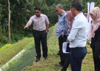 MASRI Razali (dua dari kiri) diberi penerangan mengenai projek membaiki cerun yang telah siap sepenuhnya di Taman Bukit Berlian, Seremban.