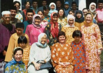 NATRAH (duduk kanan) ketika melawat keluarga ibu angkatnya, Che Aminah di Terengganu pada Hari Aidilfitri tahun 1997.