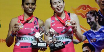 PEARLY Tan-M. Thinaah ketika bergambar di podium selepas perlawanan akhir beregu wanita Indonesia Masters 2025 di Istora Senayan, Jakarta. - AFP