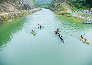 PENGUNJUNG berkayak menelusuri terusan Kampung Wai di Kampung Wai, Kuala Perlis. – UTUSAN/IZLIZAN OTHMAN