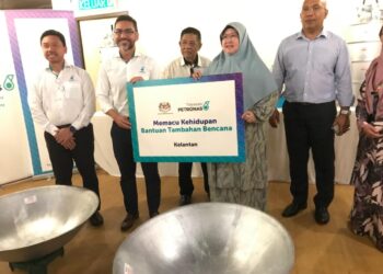 MOHAMMAD  Ahmad Shazly Ramli (dua dari kiri) bersama Rohani Ibrahim (dua dari kanan) pada gimik pelancaran  set peralatan memasak di Kota Bharu, Kelantan, hari ini. - UTUSAN ROSLIZA MOHAMED