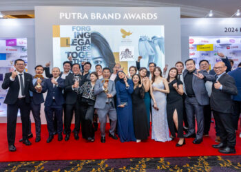 WAKIL Farm Fresh bersama piala-piala kemenangan mereka di Malam Gala Putra Brand Awards 2024.