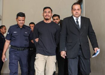 MUHAMMAD Imran Khairil dihadapkan ke mahkamah atas pendakwaan kes memukul dua orang pereka fesyen di Mahkamah Majistret Petaling Jaya di sini, semalam. –UTUSAN/ISKANDAR ISHAK