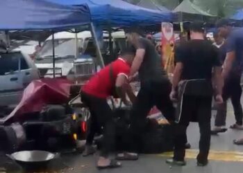 TANGKAP layar video memaparkan beberapa individu memukul seorang lelaki kategori orang kurang upaya (OKU)  selepas terlanggar salah sebuah gerai jualan dengan motosikalnya di Pasar Tani Padang Astaka Chukai, Kemaman, Terengganu.