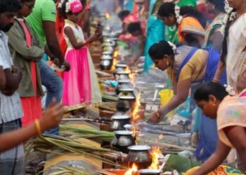 MASYARAKAT Tamil menyediakan hidangan nasi untuk yang dimasak hingga melimpah sebagai simbol kemakmuran dan keberkatan sempena perayaan Thai Pongal. – AGENSI