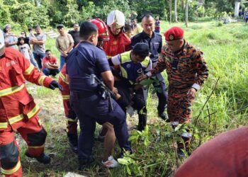 ANGGOTA polis dan bomba menahan lelaki dipercayai kurang siuman yang membakar bahagian dapur rumah pusaka keluarganya sebelum mengurung diri di dalam sebuah bilik dalam kejadian di Kampung Seneng, Bachok, Kelantan. - IHSAN BOMBA