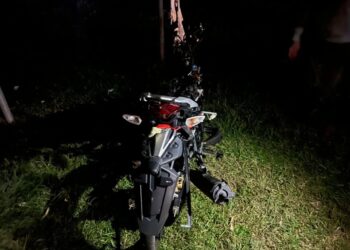 KEADAAN motosikal milik mangsa yang maut dalam kemalangan jalan raya di Kilometer 23.5 Jalan Melawi-Kuala Besut berhampiran Kampung Dalam Rhu, Semerak, Pasir Puteh, Kelantan.-  IHSAN PDRM