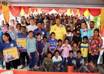 R. RAMANAN (baju kuning, tengah) bersama sebahagian 4,000 penduduk masyarakat India sempena program Semarak Kasih Ponggal.