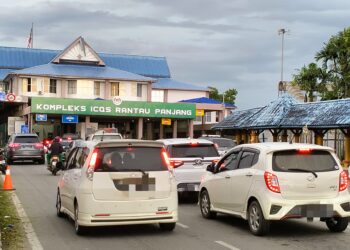 LALUAN di Kompleks Imigresen, Kastam, Kuarantin dan Keselamatan (ICQS) Rantau Panjang, Kelantan sesak apabila rakyat Malaysia mengambil peluang untuk bercuti ke Thailand sempena cuti perayaan Tahun Baharu Cina.