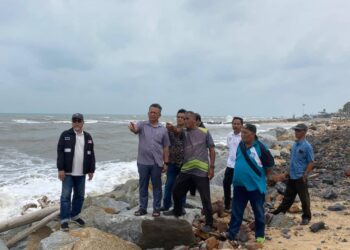 AHMAD Razif Abdul Rahman (dua dari kiri) meninjau keadaan terkini hakisan yang berlaku di Pantai Mengabang Telipot, Kuala Nerus, Terengganu. - UTUSAN/KAMALIZA KAMARUDDIN