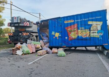 KONTENA sebuah lori merentang jalan dalam kemalangan melibatkan sebuah lori dan kren di Kilometer 64, Jalan Kuala Terengganu-Kuantan berhampiran Rantau Abang di Dungun, Terengganu. -UTUSAN/NIK NUR IZZATUL HAZWANI NIK ADNAN