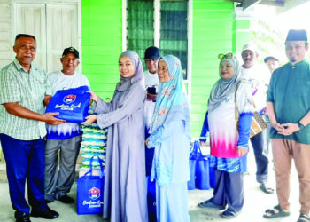 NOR SUHADA  A. Rahman menerima sumbangan Bakul Kasih Johor sempena Program Baik Pulih Rumah Perdana 2024 di Kampung Parit Dahlan, Benut, Pontian, Johor.