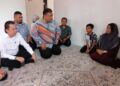 RUZIAH Fuad (kanan) sewaktu menerima kunjungan daripada Azamn Abidin di rumah sewanya di Kampung Bukit Apit, Ajil , Hulu Terengganu, hari ini . - UTUSAN / NOOR HAYATI MAMAT