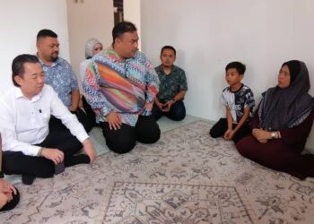 RUZIAH Fuad (kanan) sewaktu menerima kunjungan daripada Azamn Abidin di rumah sewanya di Kampung Bukit Apit, Ajil , Hulu Terengganu, hari ini . - UTUSAN / NOOR HAYATI MAMAT