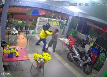 TANGKAP layar CCTV kejadian samun di hadapan sebuah rumah di Hoover Park, Teluk Intan semalam. - UTUSAN