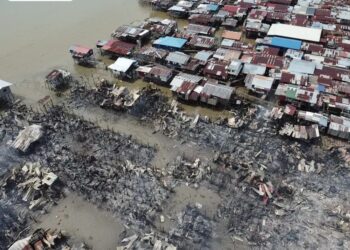 KEBAKARAN 60 rumah di perkampungan atas air di Kampung Sri Aman, Batu 3 Jalan Apas, Tawau hari ini.