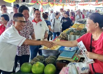 JOACHIM Gunsalam (kiri) semasa sesi tinjauan mesra di Tamu Jalan Gaya, Kota Kinabalu hari ini