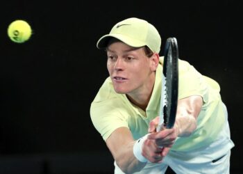 Jannik Sinner membalas pukulan Alex de Minaur dalam aksi suku akhir tenis Terbuka Australia di Rod Laver Arena, Melbourne, semalam. - AFP