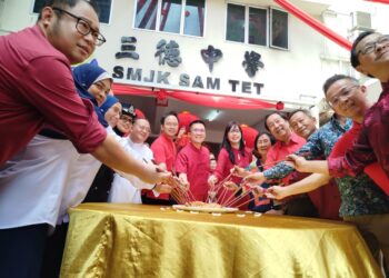 WONG Kah Woh (tengah) bersama tetamu menggaul yee sang pada program sambutan Tahun Baru Cina di SMJK Sam Tet di Ipoh, Perak hari ini. - UTUSAN