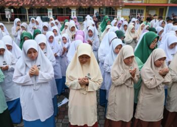 CALON-CALON Sijil Pelajaran Malaysia (SPM) mengaminkan doa sebelum masuk ke dewan peperiksaan pada hari pertama peperiksaan bertulis di Sekolah Menengah Kebangsaan (SMK) Sultan Sulaiman, Kuala Terengganu hari ini. - UTUSAN/PUQTRA HAIRRY