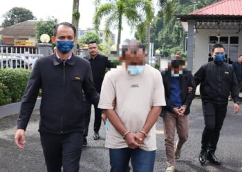 ANGGOTA Suruhanjaya Pencegahan Rasuah Malaysia (SPRM) mengiringi dua suspek kes rasuah di Mahkamah Majistret Kemaman, Terengganu. - UTUSAN/NIK NUR IZZATUL HAZWANI NIK ADNAN