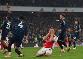 Pemain tengah Arsenal, Leandro Trossard kecewa selepas gagal menjaringkan gol dalam aksi menentang Aston Villa di Stadium Emirates, kelmarin. - AFP