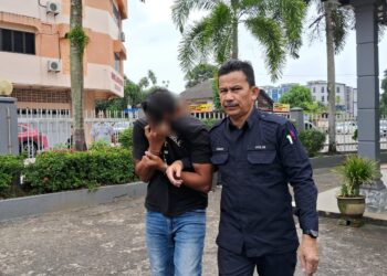 SUSPEK kes pukul orang kurang upaya (OKU) kategori ketidakupayaan mental dibawa keluar dari Mahkamah Majistret Kemaman, Terengganu. - UTUSAN/NIK NUR IZZATUL HAZWANI NIK ADNAN