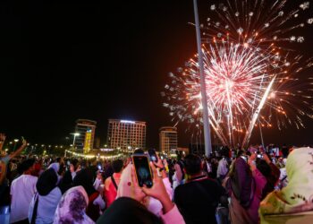 ORANG ramai menyaksikan pertunjukkan bunga api pada Finale TMP 2024 dan sambutan tahun baharu 2025 di Bulatan Sultan Azlan Shah di Ipoh hari ini. - UTUSAN/MUHAMAD NAZREEN SYAH MUSTHAFA