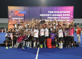 PASUKAN Hoki Terengganu (THT) meraikan kejayaan mereka menjuarai Piala Sumbangsih selepas menewaskan Tenaga Nasional Berhad (TNB) 2-1 di Stadium Hoki Nasional, Bukit Jalil malam tadi.