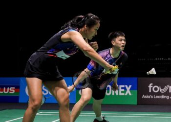 AKSI pasangan beregu campuran negara, Wong Tien Chi dan Lim Chiew Sien ketika menentang pasangan Indonesia, Ferdinansyah Dejan dan Widjaja Gloria Emanuelle pada Badminton Terbuka Malaysia 2025, di Axiata Arena, di sini hari ini. UTUSAN/SHIDDIEQIIN ZON