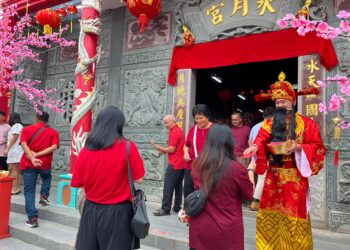 ORANG ramai mengunjungi Tokong Swee Nyet Keung untuk melakukan ritual keagamaan di Kampung Pulai, Gua Musang, Kelantan hari ini. - UTUSAN/AIMUNI TUAN LAH