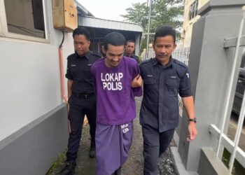 ROSIDI Mohamed (tengah) diiringi anggota polis keluar dari Mahkamah Sesyen Kemaman, Terengganu. - UTUSAN/NIK NUR IZZATUL HAZWANI NIK ADNAN