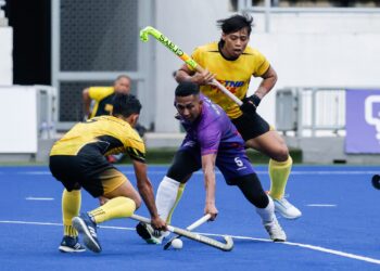 PEMAIN UiTM HA-KPT, Mohd Khairul Naim Johari cuba melepasi pemain Maybank ketika kedua-dua pasukan itu bertemu dalam aksi Liga Hoki Malaysia (LHM) di Stadium Hoki Nasional Bukit Jalil, hari ini.