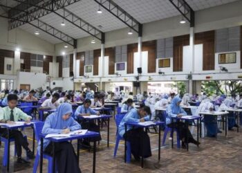 CALON  Sijil Pelajaran Malaysia (SPM) mula menduduki peperiksaan bertulis di Sekolah Menengah Kebangsaan (SMK) Putrajaya Presint 8 (1). – UTUSAN/FAISOL MUSTAFA