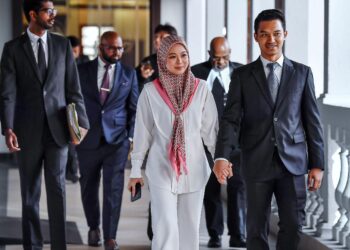 PENGASAS FashionValet, Datin Vivy Yusof dan suaminya, Datuk Fadzaruddin Shah Anuar tiba di Mahkamah Tinggi Kuala Lumpur 
bagi sebutan semula kes berkaitan pertuduhan pecah amanah membabitkan dana pelaburan Khazanah Nasional Berhad (Khazanah) dan Permodalan Nasional Berhad (PNB) berjumlah RM8 juta. UTUSAN/M.FIRDAUS M.JOHARI