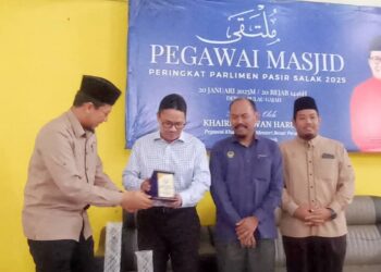 KHAIRUL Azwan Harun (dua dari kiri) pada program Multaqa Pegawai Masjid Peringkat Parlimen Pasir Salak Tahun 2025  di Dewan Kampung Pulau Gajah, Kampung Gajah, Pasir Salak hari ini. - UTUSAN