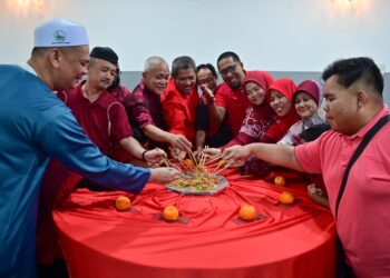 NUR Khaalishah Shandlaysnie (empat dari kanan) bersama rakan-rakan mualaf menggaul Yee Sang meraikan Sambutan Tahun Baharu Cina di sebuah restoran di Kuala Terengganu, Terengganu.