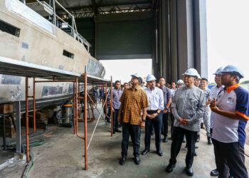 AHMAD Zahid Hamidi (tengah) semasa lawatan kerja ke kampus UniKL MIMET  di Lumut hari ini. - UTUSAN/MUHAMAD NAZREEN SYAH MUSTHAFA