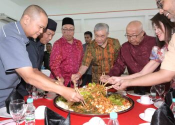 AHMAD Zahid Hamidi (tengah) mengaul yee sang pada Majlis Mesra Tahun Baru Cina di Dewan Dato’ Haji Abdullah Ahmad, Hutan Melintang di Bagan Datuk hari ini. - UTUSAN/ZULFACHRI ZULKIFLI