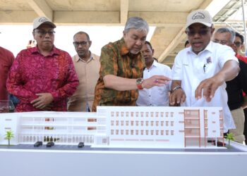 AHMAD Zahid Hamidi menghadiri sesi ramah mesra dan taklimat projek pembinaan bangunan SM Imtiyaz Tuminah Hamidi di Kampung Sungai Balai Darat, Bagan Datuk hari ini. - UTUSAN/ZULFACHRI ZULKIFLI