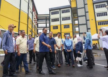 ZAMBRY Abd. Kadir (tengah) melawat bangunan kampus cawangan Politeknik Ungku Omar (PUO) di Bercham Ipoh hari ini. - UTUSAN/MUHAMAD NAZREEN SYAH MUSTHAFA